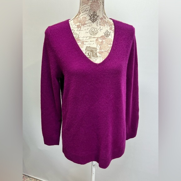 41 HAWTHORN Magenta 💯 Cashmere V neck sweater size M - Picture 9 of 14